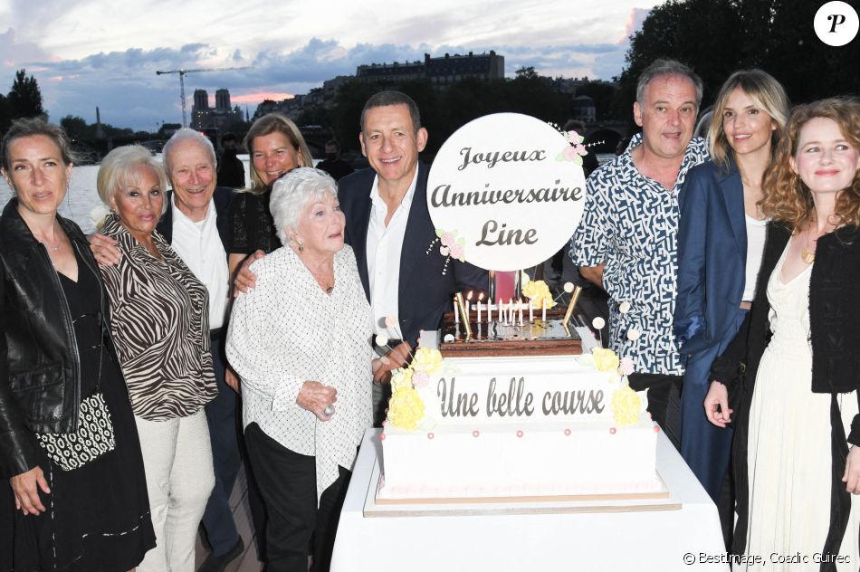 Laure Irrmann, guest, Jérôme Seydoux, sa femme Sophie Seydoux, Line Renaud, Dany Boon, Christian Carion, guest et Laurence Arné - Soirée de fin de tournage du film "Une belle course" et anniversaire surprise de Line Renaud (93 ans) sur la péniche Excellence à Paris, France, le 3 juillet 2021. © Coadic Guirec/Bestimage