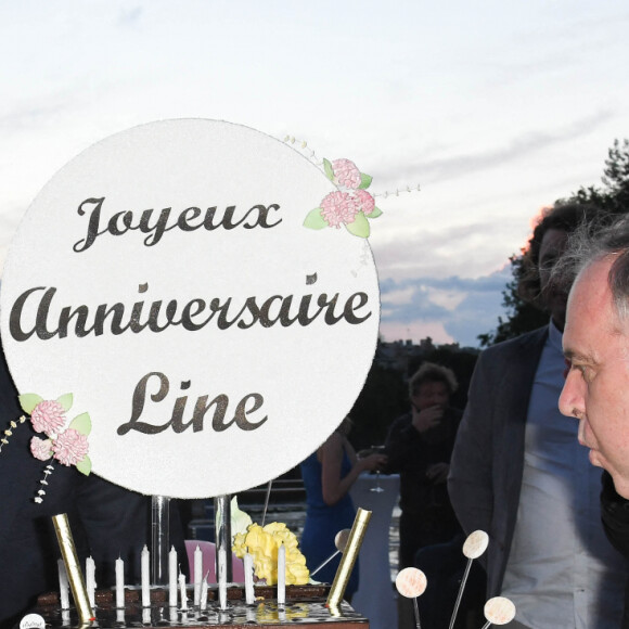 Line Renaud, Dany Boon et Christian Carion - Soirée de fin de tournage du film "Une belle course" et anniversaire surprise de Line Renaud (93 ans) sur la péniche Excellence à Paris, France, le 3 juillet 2021. © Coadic Guirec/Bestimage 