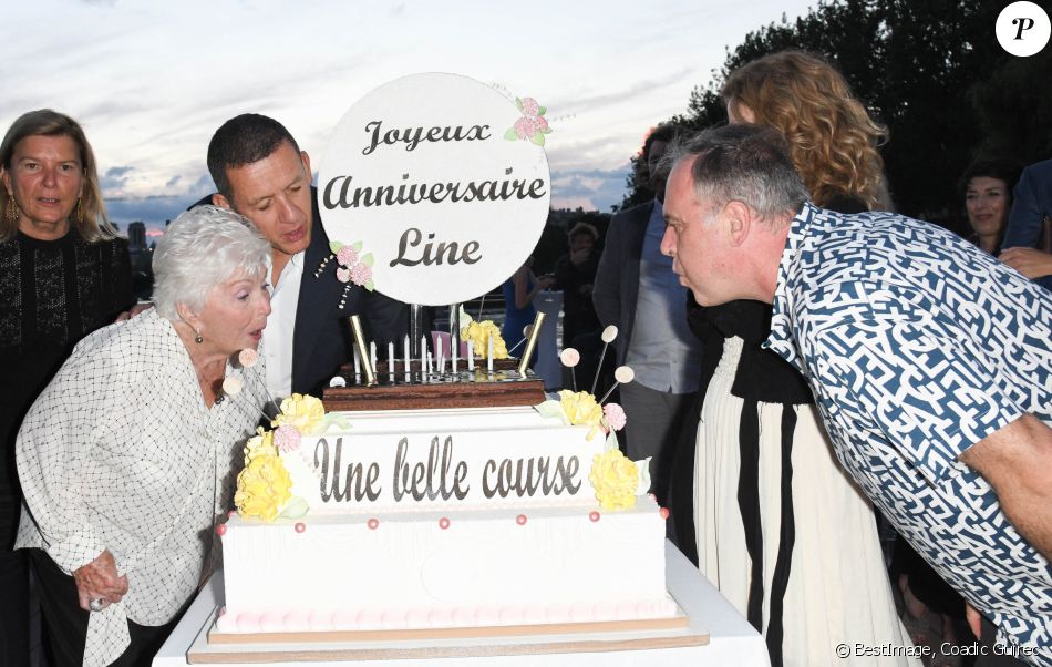 Line Renaud, Dany Boon et Christian Carion - Soirée de fin de tournage du film "Une belle course" et anniversaire surprise de Line Renaud (93 ans) sur la péniche Excellence à Paris, France, le 3 juillet 2021. © Coadic Guirec/Bestimage