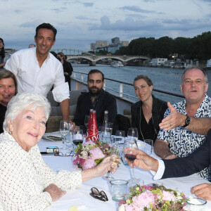 Line Renaud, Jérôme Seydoux, sa femme Sophie, le magicien Antonio, Laure Irrmann, Christian Carion et Dany Boon - Soirée de fin de tournage du film "Une belle course" et anniversaire surprise de Line Renaud (93 ans) sur la péniche Excellence à Paris, France, le 3 juillet 2021. © Coadic Guirec/Bestimage 