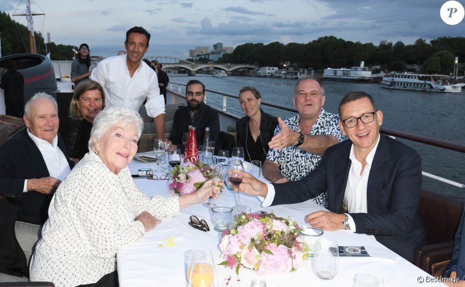 Line Renaud, Jérôme Seydoux, sa femme Sophie, le magicien Antonio, Laure Irrmann, Christian Carion et Dany Boon - Soirée de fin de tournage du film "Une belle course" et anniversaire surprise de Line Renaud (93 ans) sur la péniche Excellence à Paris, France, le 3 juillet 2021. © Coadic Guirec/Bestimage