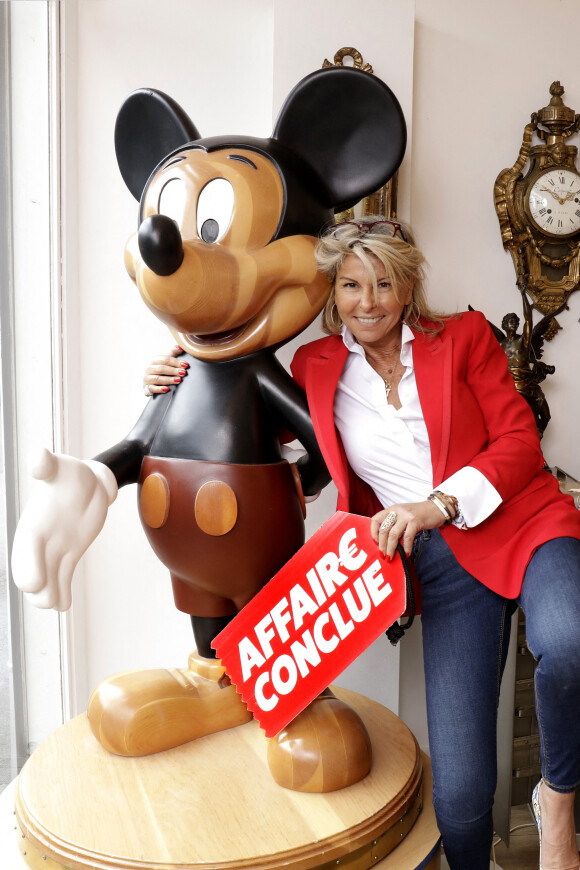 Exclusif - Rendez-vous avec Caroline Margeridon (avec une pancarte de l'émission "Affaire Conclue") dans sa boutique du marché aux puces de Saint-Ouen. Le 6 mai 2021 © Cédric Perrin / Bestimage 