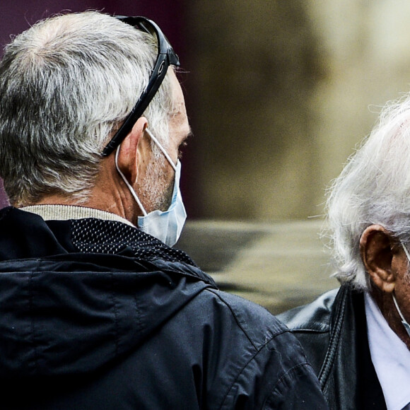 Paul Belmondo et son père Jean-Paul Belmondo - Hommage à Guy Bedos en l'église de Saint-Germain-des-Prés à Paris le 4 juin 2020. © JB Autissier / Panoramic / Bestimage
