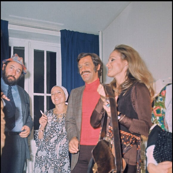 Archives - Philippe Noiret, sa femme Monique Chaumette, Jean-Paul Belmondo et Ursula Andress - Première du film "Les intrus" à Paris. 1972.