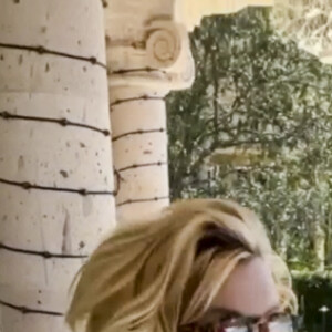 Captures d'écran de la vidéo de Britney Spears en maillot de bain qu'elle a postée sur son compte Instagram. Le 27 avril 2021. © JLPPA/Bestimage