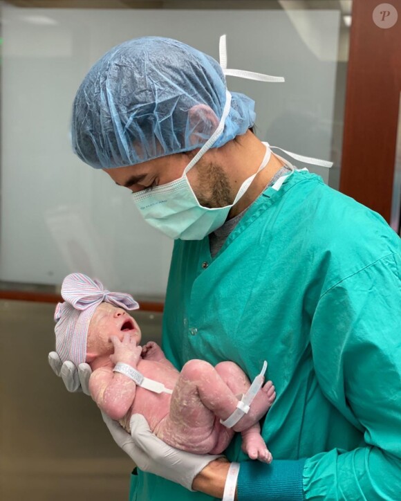 Enrique Iglesias dévoile une première photo de son troisième enfant sur Instagram, le 13 février 2020.