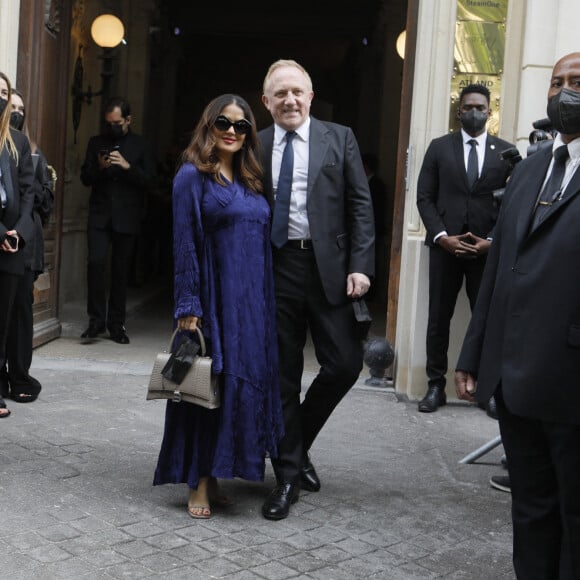 Salma Hayek et son mari François-Henri Pinault au défilé Balenciaga (collection Haute Couture Automne/Hiver 2021-2022) au George V à Paris. Le 7 juillet 2021. © Clovis-Veeren/Bestimage