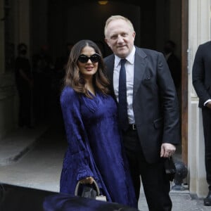 Salma Hayek et son mari François-Henri Pinault au défilé Balenciaga (collection Haute Couture Automne/Hiver 2021-2022) au George V à Paris. Le 7 juillet 2021. © Clovis-Veeren/Bestimage