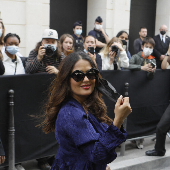Salma Hayek à l'issue du défilé Balenciaga (collection Haute Couture Automne/Hiver 2021-2022) au George V à Paris. Le 7 juillet 2021. © Clovis-Veeren/Bestimage