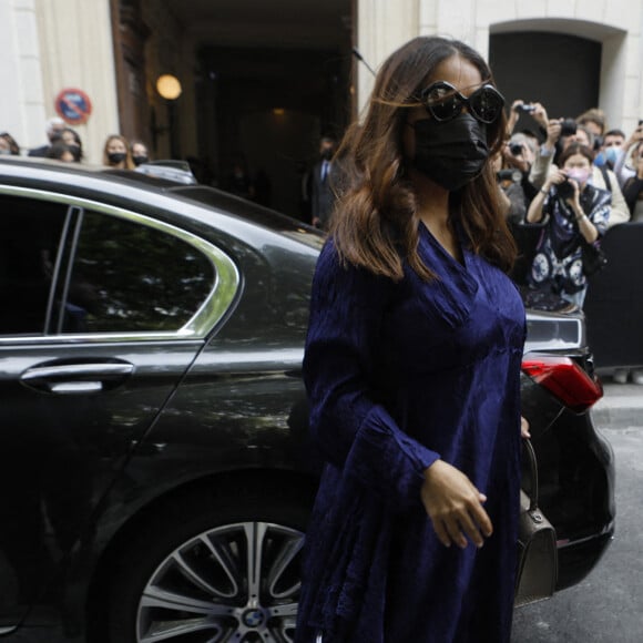 Salma Hayek et son mari François-Henri Pinault au défilé Balenciaga (collection Haute Couture Automne/Hiver 2021-2022) au George V à Paris. Le 7 juillet 2021. © Clovis-Veeren/Bestimage