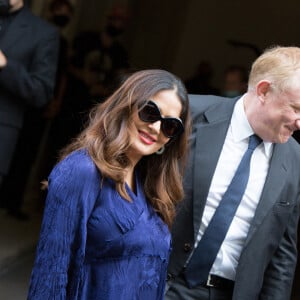 Salma Hayek et son mari François-Henri Pinault à l'issue du défilé Balenciaga (collection Haute Couture Automne/Hiver 2021-2022) au George V à Paris. Le 7 juillet 2021.