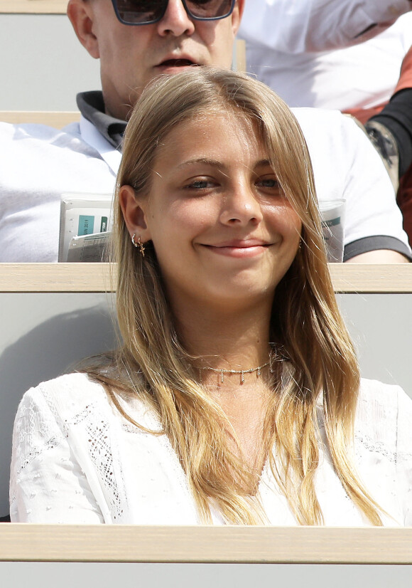Stella Belmondo dans les tribunes lors des internationaux de tennis de Roland Garros à Paris, France, le 3 juin 2019. 