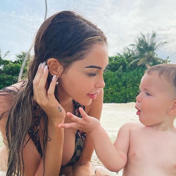 Nabilla Benattia et son fils Milann à la plage