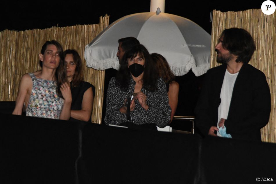 Charlotte Casiraghi et Dimitri Rassam à la soirée Chanel organisée en marge du Festival de Cannes, le 7 juillet 2021.