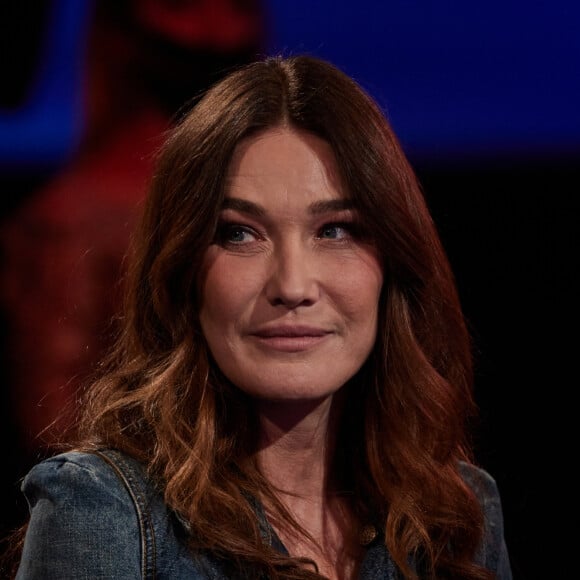 Carla Bruni Sarkozy durant l' enregistrement de l'émission "Allez viens je t'emmène...Au Music Hall" au Studio Gabriel à Paris, qui sera diffusée le 28 mai sur France 3. Le 6 avril 2021 © Cyril Moreau / Bestimage