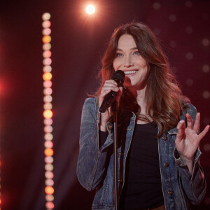 Exclusif - Carla Bruni Sarkozy - Enregistrement de l'émission "Allez viens je t'emmène...Au Music Hall" au Studio Gabriel à Paris, qui sera diffusée le 28 mai sur France 3. Le 6 avril 2021 © Cyril Moreau / Bestimage 