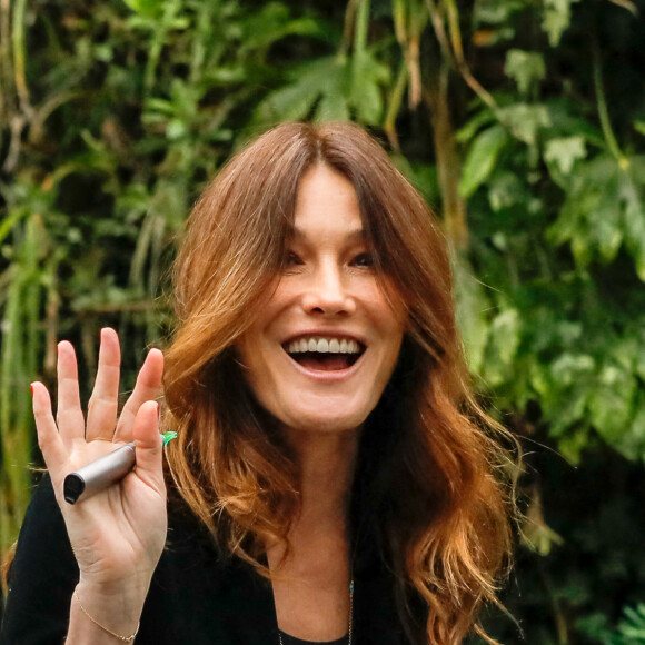 Carla Bruni Sarkozy qui arrive à l'enregistrement de l'émission "Vivement Dimanche Prochain" au studio Gabriel à Paris, et diffusée le 18 avril 2021. © Christophe Clovis/Bestimage 