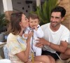 Rachel Legrain-Trapani pose avec son amoureux Valentin et leur fils Andréa pour son 1er anniversaire, en Espagne.