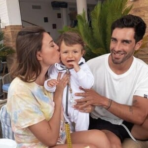 Rachel Legrain-Trapani pose avec son amoureux Valentin et leur fils Andréa pour son 1er anniversaire, en Espagne.