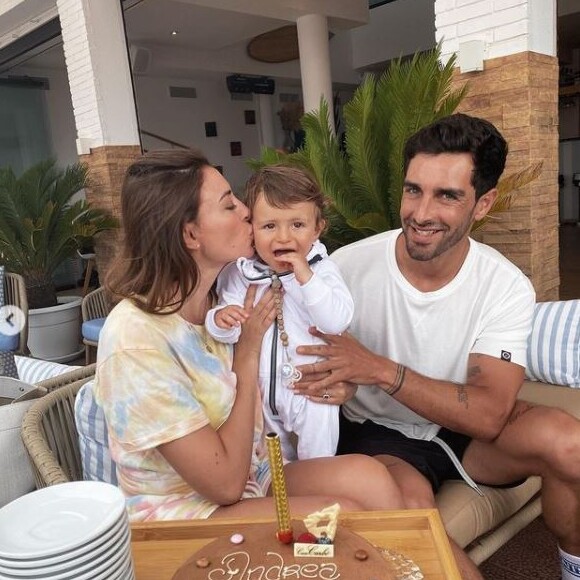Rachel Legrain-Trapani pose avec son amoureux Valentin et leur fils Andréa pour son 1er anniversaire, en Espagne.