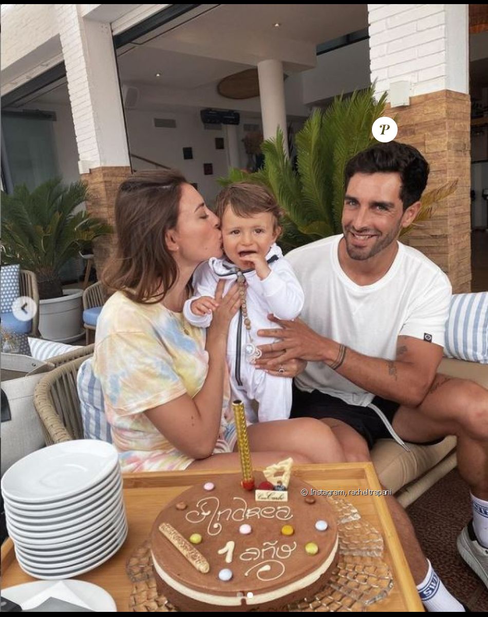 Rachel Legrain-Trapani pose avec son amoureux Valentin et leur fils Andréa pour son 1er anniversaire, en Espagne.