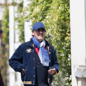 Exclusif - Jean-Luc Reichmann, tout sourire, se rend à son parking pour récupérer sa voiture à Paris, France, le 16 mai 2020.