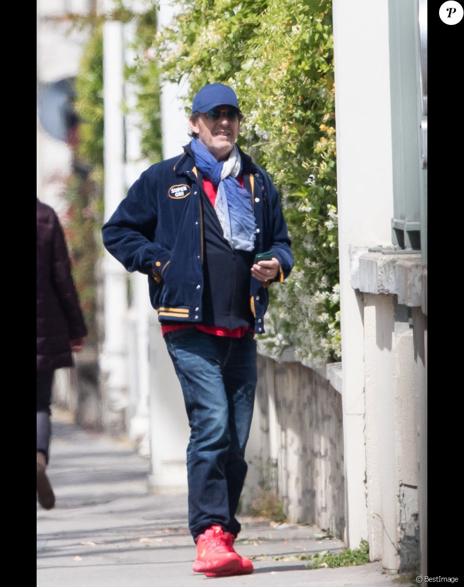 Exclusif - Jean-Luc Reichmann, tout sourire, se rend à son parking pour récupérer sa voiture à Paris, France, le 16 mai 2020.