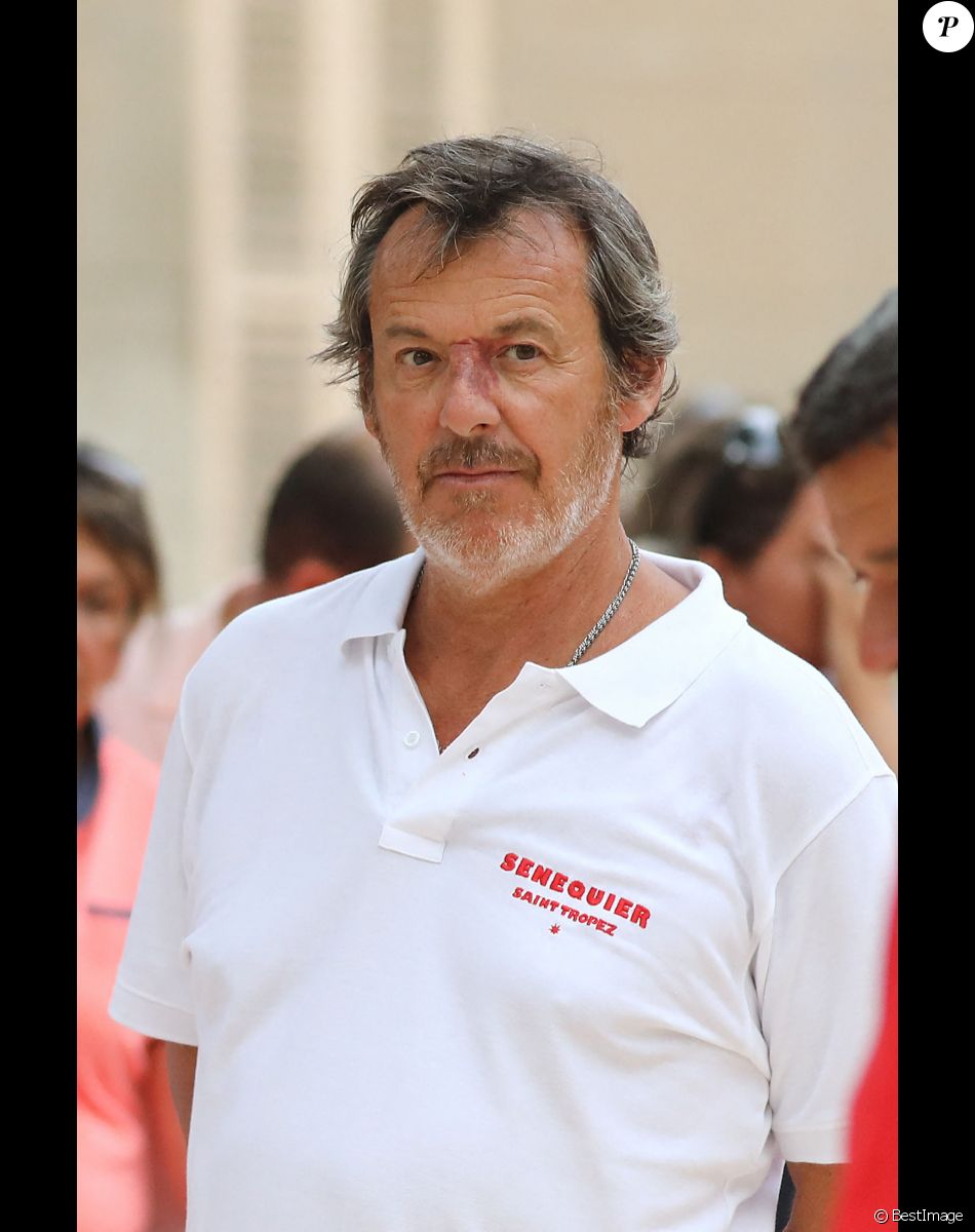 Jean-Luc Reichmann lors du trophée de pétanque "Sénéquier 209" sur la place des Lices à Saint-Tropez, Côte d'Azur, France, le 22 août 2019.