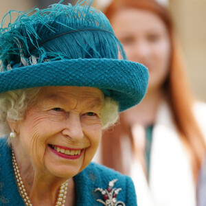 La reine Elisabeth II d'Angleterre rencontre les membres du clergé de Manchester après leur soutien pendant l'épidémie de coronavirus (Covid-19), le 8 juillet 2021. 