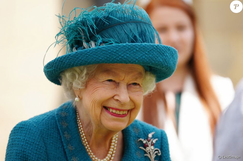 La reine Elisabeth II d'Angleterre rencontre les membres du clergé de Manchester après leur soutien pendant l'épidémie de coronavirus (Covid-19), le 8 juillet 2021.