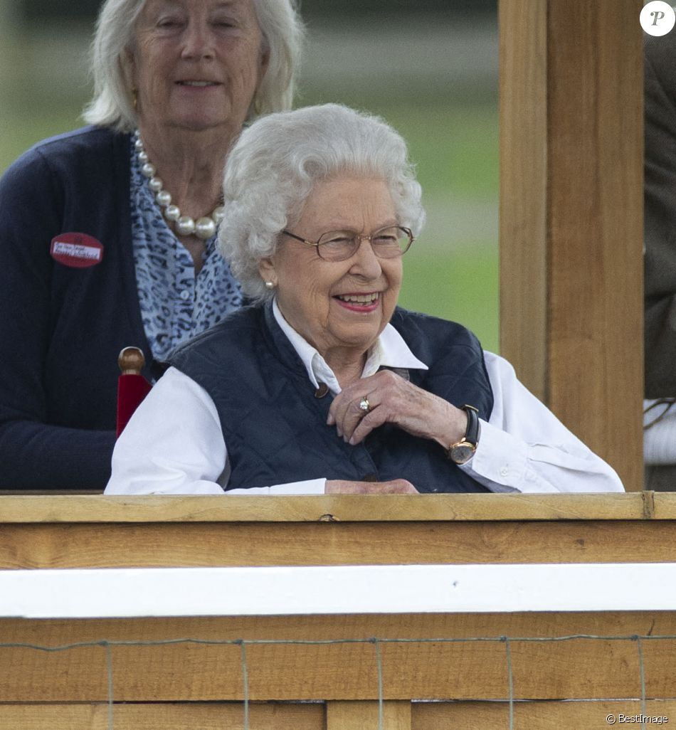La reine Elisabeth II d'Angleterre, de retour d'Ecosse après la Holyrood Week, assiste à la course hippique "Royal Windsor Horse Show", le 2 juillet 2021 à Windsor.