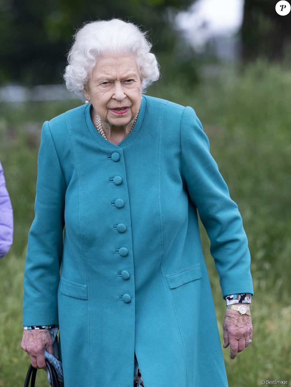 La reine Elisabeth II d'Angleterre sourit lors du Royal Windsor Horse Show à Windsor le 1er juillet 2021.