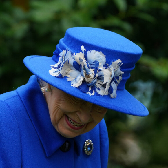 La reine Elisabeth II d'Angleterre lors d'une visite de l'association "Children's Wood Project" à Glasgow, le 30 juin 2021.
