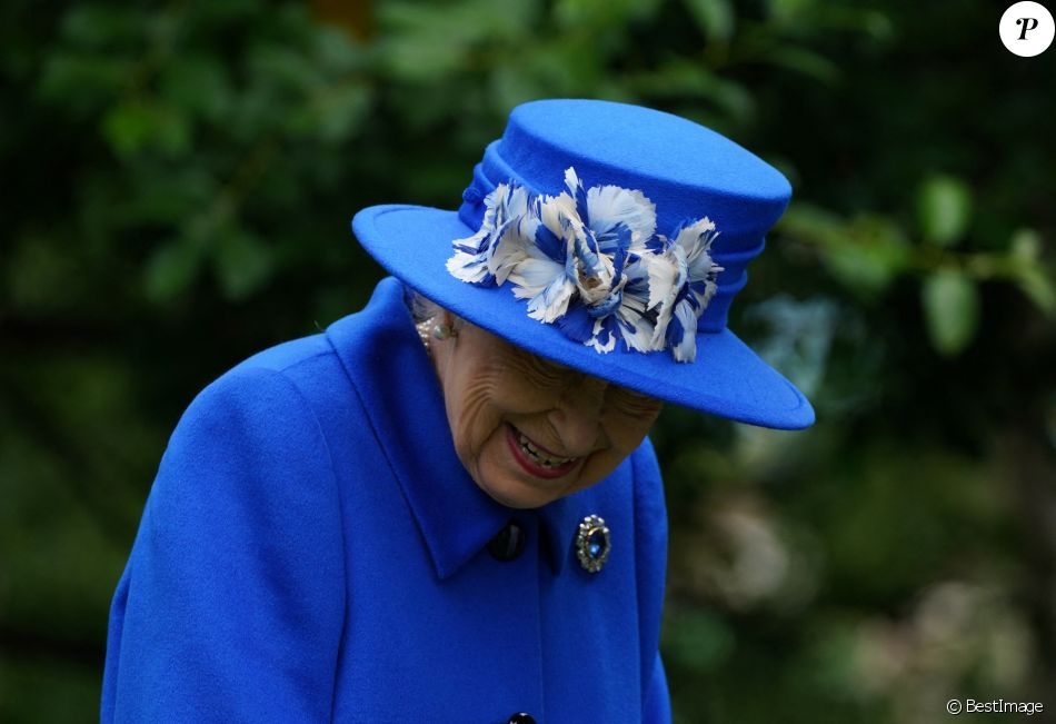 La reine Elisabeth II d'Angleterre lors d'une visite de l'association "Children's Wood Project" à Glasgow, le 30 juin 2021.