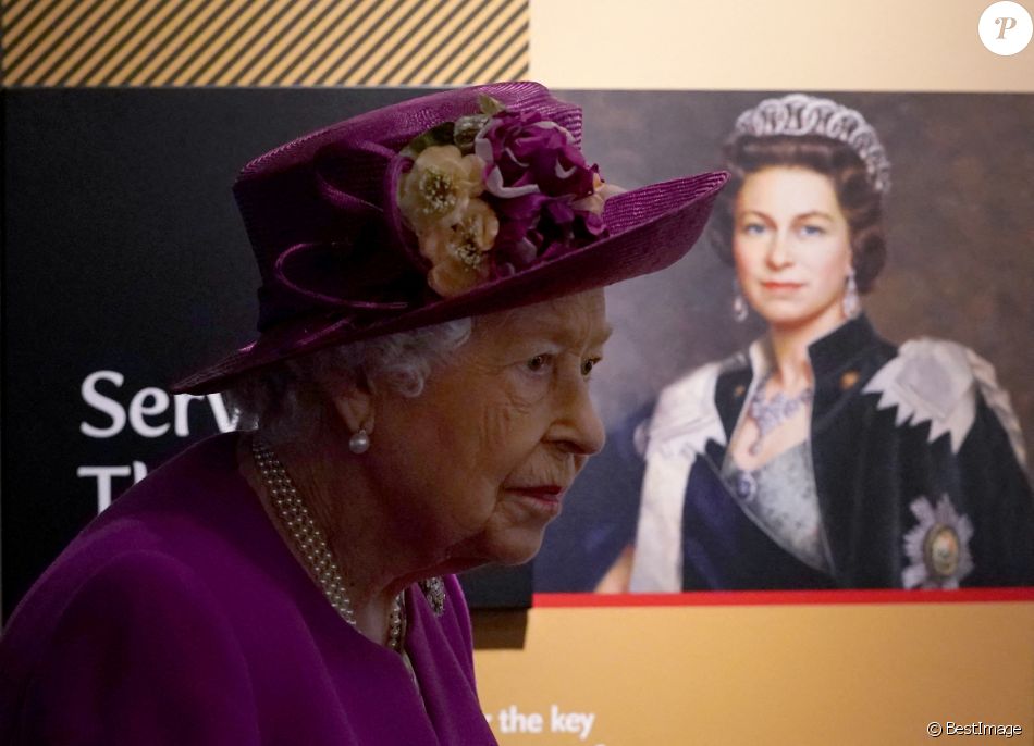La reine Elizabeth II dévoile une plaque au nouveau musée nouveau Argyll and Sutherland Highlanders au château de Stirling, Ecosse, Royaume Uni, le 29 juin 2021.