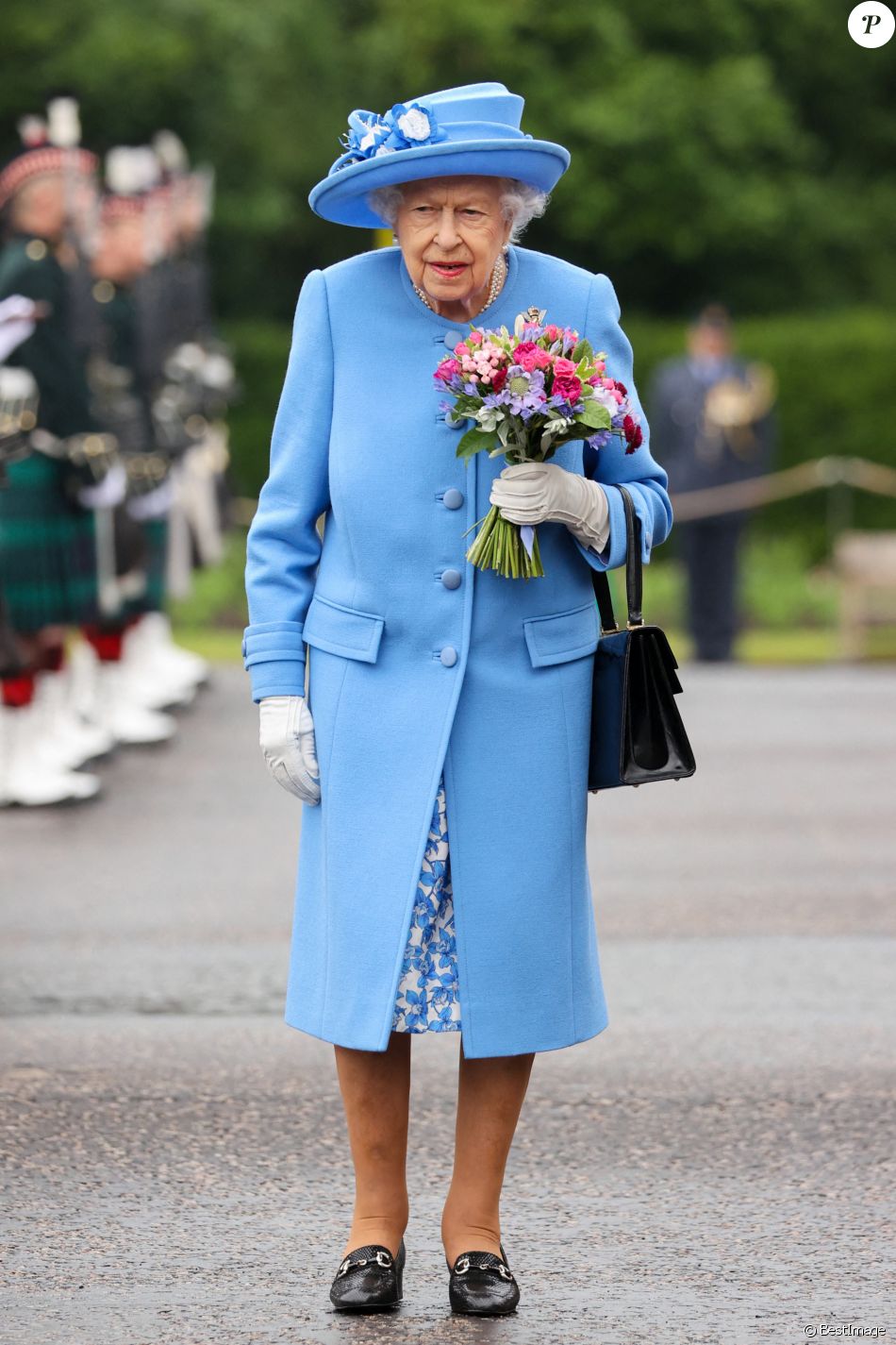 La reine Elisabeth II d'Angleterre et le prince William, duc de Cambridge, assistent à la cérémonie des clés devant le palais d'Holyroodhouse à Edimbourg, moment où la souveraine se voit remettre les clés de la ville. Cet événement marque le début la semaine de Holyrood, que la reine consacre chaque année à l'Ecosse. Le 28 juin 2021.