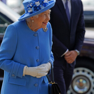 La reine Elisabeth II d'Angleterre et Le prince William, duc de Cambridge (connu sous le nom de comte de Strathearn en Écosse) visitent l'usine AG Barr, où la boisson Irn-Bru est fabriquée, à Cumbernauld, le 28 juin 2021. 