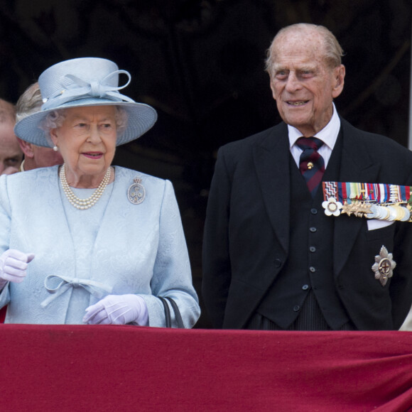 La reine Elisabeth II d'Angleterre et le prince Philip, duc d'Edimbourg au palais de Buckingham pour assister à la parade "Trooping The Colour" à Londres. 