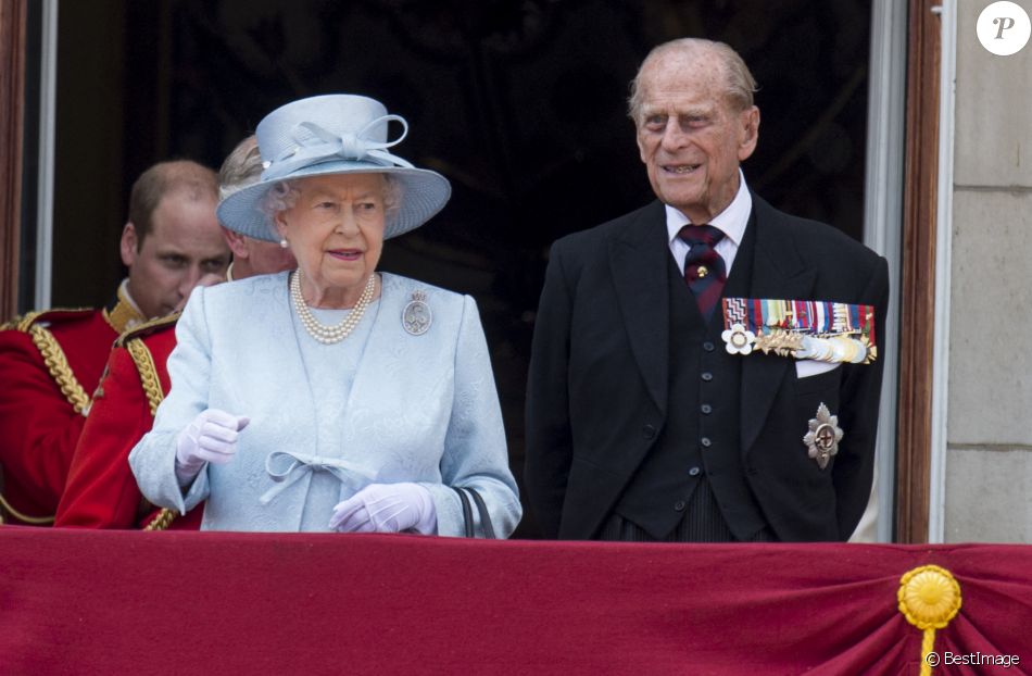 La reine Elisabeth II d'Angleterre et le prince Philip, duc d'Edimbourg au palais de Buckingham pour assister à la parade "Trooping The Colour" à Londres.