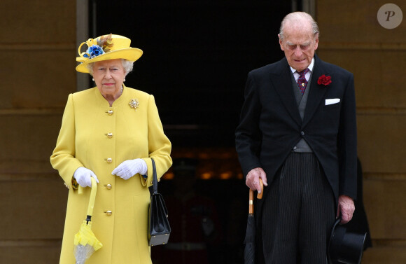 La reine Elisabeth II d'Angleterre et le prince Philip observent une minute de silence lors de la garden partie au palais de Buckingham après l'attentat de Manchester à Londres le 23 mai 2017 