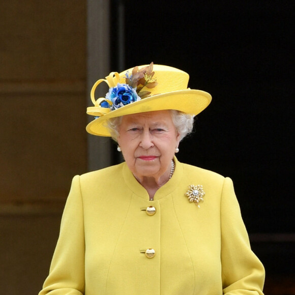 La reine Elisabeth II d'Angleterre et le prince Philip observent une minute de silence lors de la garden partie au palais de Buckingham après l'attentat de Manchester à Londres le 23 mai 2017 