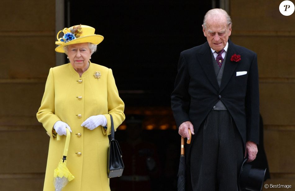 La reine Elisabeth II d'Angleterre et le prince Philip observent une minute de silence lors de la garden partie au palais de Buckingham après l'attentat de Manchester à Londres le 23 mai 2017