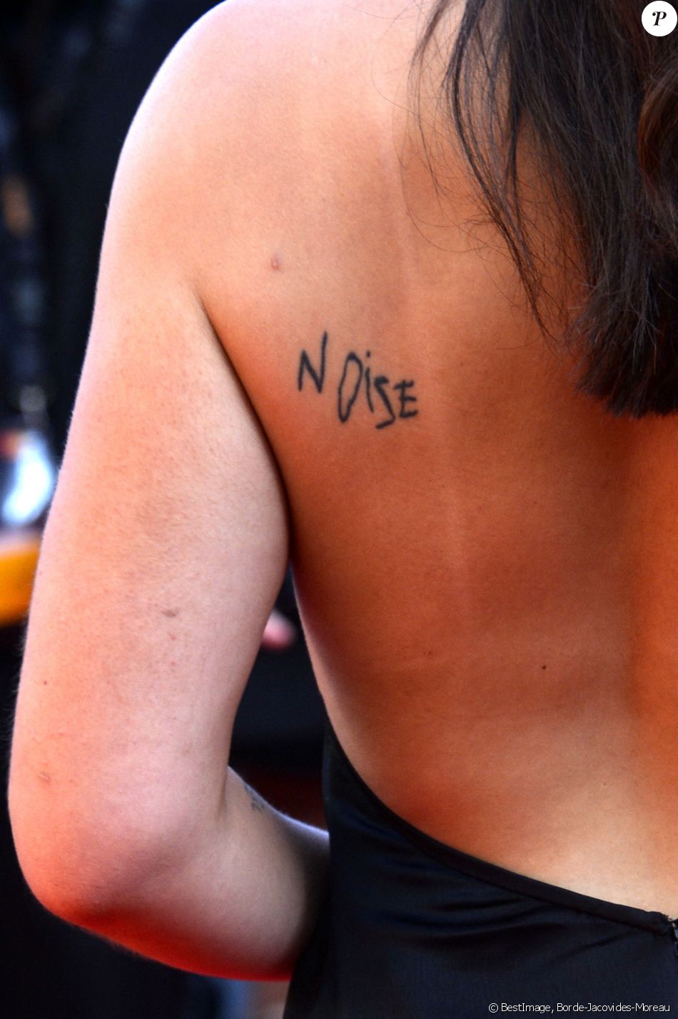 Tatouage Camélia Jordana - Montée des marches du film " De son vivant " lors du 74ème Festival International du Film de Cannes. Le 10 juillet 2021
