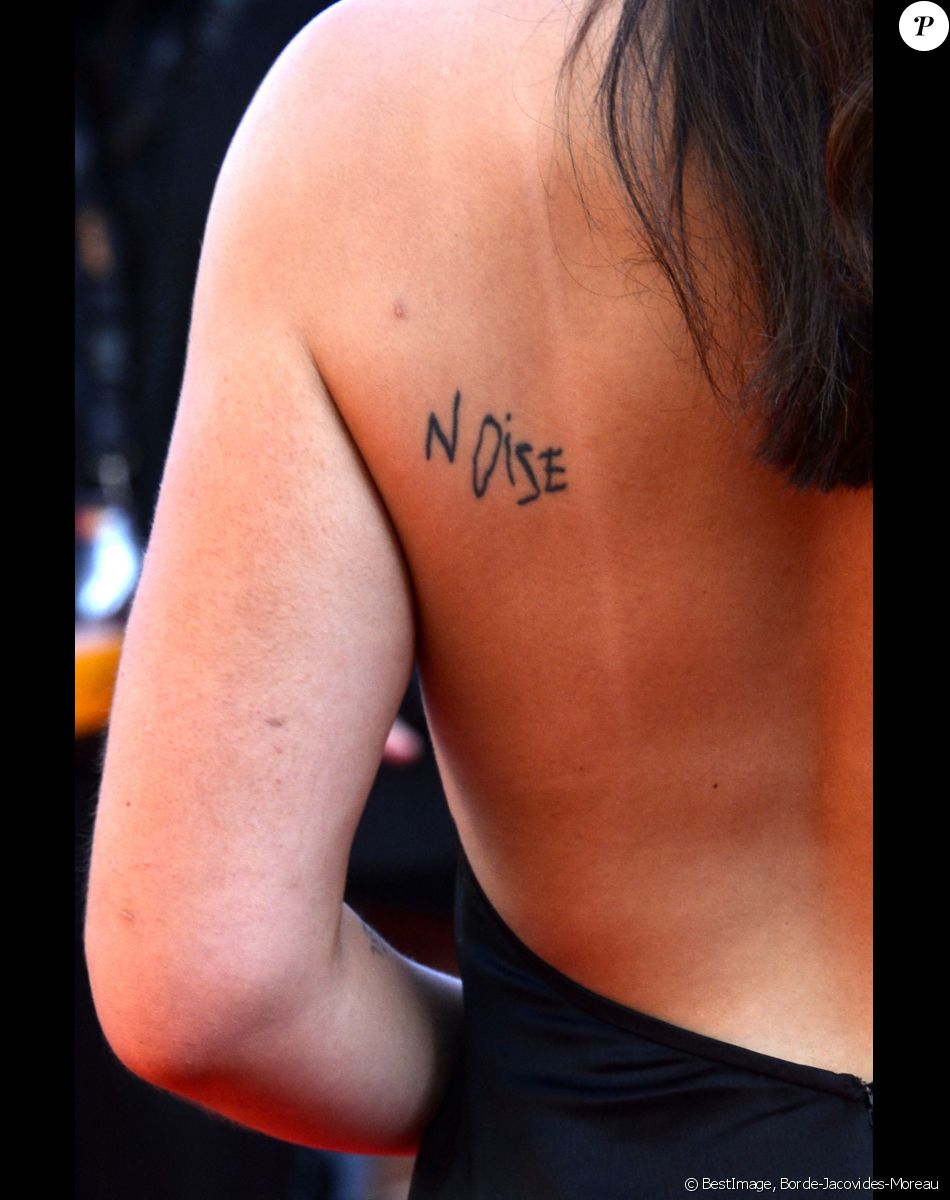 Tatouage Camélia Jordana - Montée des marches du film " De son vivant " lors du 74ème Festival International du Film de Cannes. Le 10 juillet 2021