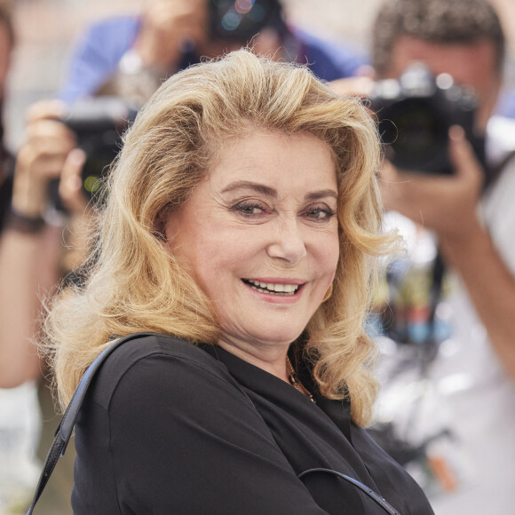 Catherine Deneuve au photocall du film De son vivant (Hors compétition) lors du 74ème festival international du film de Cannes le 11 juillet 2021 © Borde / Jacovides / Moreau / Bestimage 