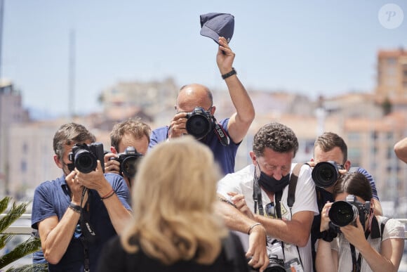 Catherine Deneuve au photocall du film De son vivant (Hors compétition) lors du 74ème festival international du film de Cannes le 11 juillet 2021 © Borde / Jacovides / Moreau / Bestimage 