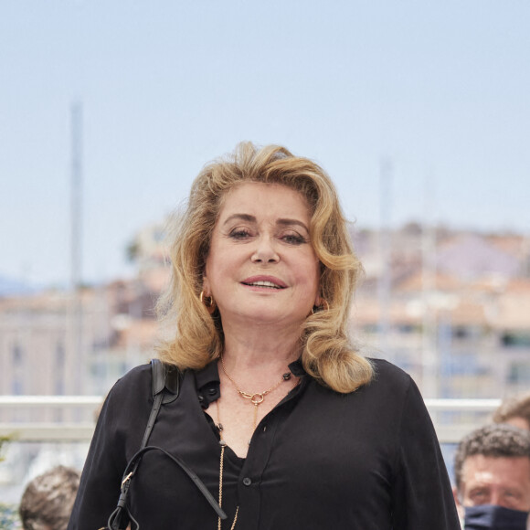 Catherine Deneuve au photocall du film De son vivant (Hors compétition) lors du 74ème festival international du film de Cannes le 11 juillet 2021 © Borde / Jacovides / Moreau / Bestimage 