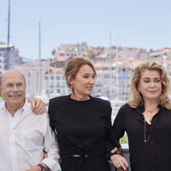 Benoît Magimel, Gabriel Sara, Emmanuelle Bercot (réalisatrice), Catherine Deneuve, Cécile de France au photocall du film De son vivant (Hors compétition) lors du 74ème festival international du film de Cannes le 11 juillet 2021 © Borde / Jacovides / Moreau / Bestimage 