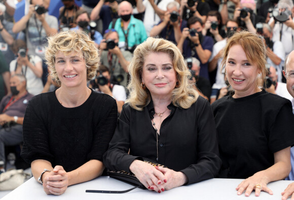 Cécile de France, Catherine Deneuve, Emmanuelle Bercot (réalisatrice) au photocall du film De son vivant (Hors compétition) lors du 74ème festival international du film de Cannes le 11 juillet 2021 © Borde / Jacovides / Moreau / Bestimage 