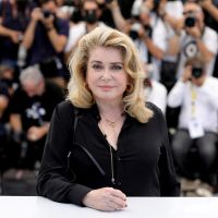 Cannes 2021 : Catherine Deneuve radieuse sur la Croisette, nouvelle ovation